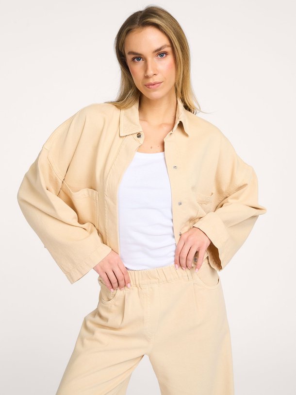 Ontdek de Daisy katoenen jack van Knit-ted in de kleur Zand bij Orangebag. Op werkdagen voor 21:45 besteld, morgen in huis.