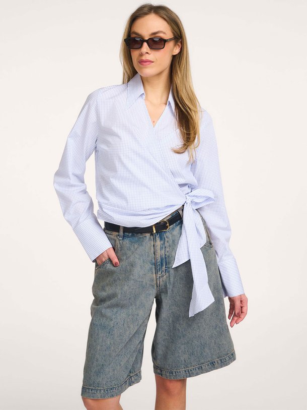 Ontdek de Halsey katoenen overslag blouse van Nathalie Vleeschouwer in de kleur Lichtblauw bij Orangebag. Op werkdagen voor 21:45 besteld, morgen in huis.