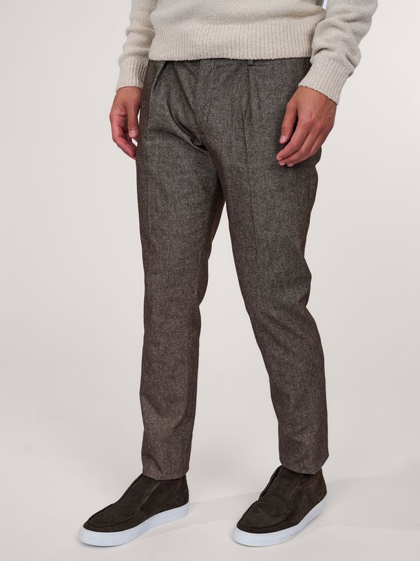 Ontdek de Sportcord katoenmix pantalon van Profuomo in de kleur bruin bij Orangebag. Op werkdagen voor 21:45 besteld, morgen in huis.