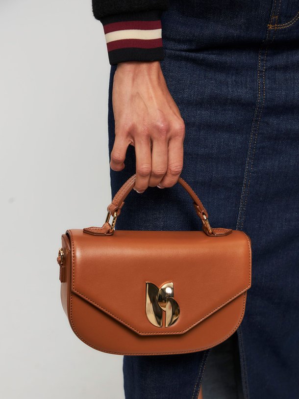 Ontdek de Sign S lederen schouder-/handtas van ba-sh in de kleur camel bij Orangebag. Op werkdagen voor 21:45 besteld, morgen in huis.