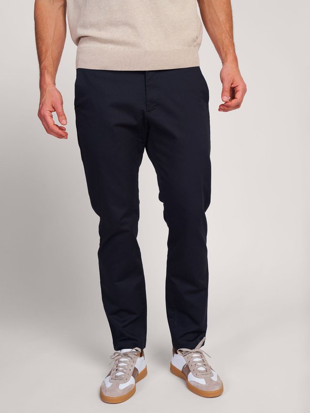 Ontdek de Theo organic cotton chino van NN.07 in de kleur donkerblauw bij Orangebag. Op werkdagen voor 21:45 besteld, morgen in huis.