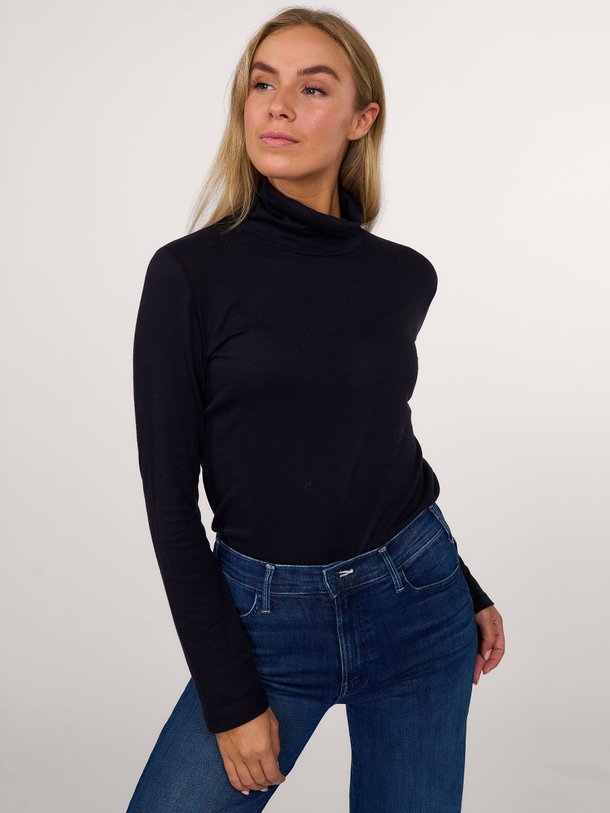 Ontdek de M005 Organic cottonmix top met col van Majestic Filatures in de kleur donkerblauw bij Orangebag. Op werkdagen voor 21:45 besteld, morgen in huis.
