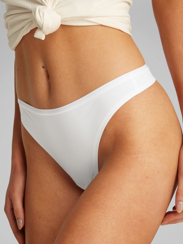 Ontdek de Jersey string van Calvin Klein in de kleur wit bij Orangebag. Op werkdagen voor 21:45 besteld, morgen in huis.
