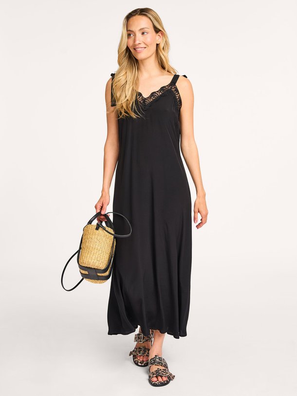 Ontdek de Perin viscose jurk met kant van Co'Couture in de kleur zwart bij Orangebag. Op werkdagen voor 21:45 besteld, morgen in huis.