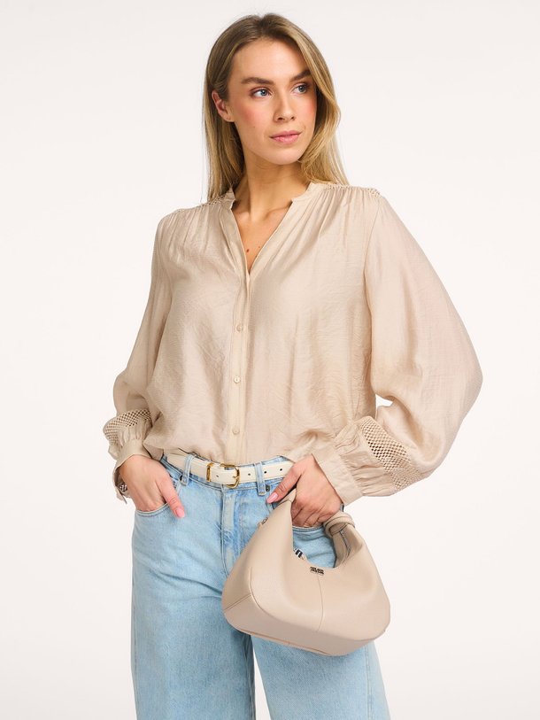 Ontdek de Gwenda rayonmix top van Co'Couture in de kleur Champagne bij Orangebag. Op werkdagen voor 21:45 besteld, morgen in huis.