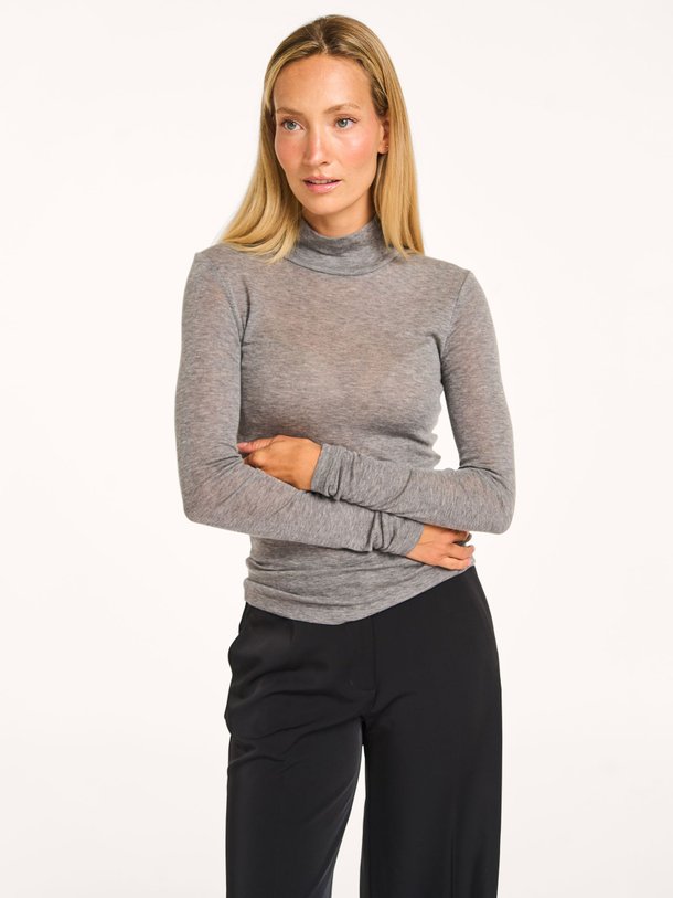 Ontdek de Sadou wolmix top met col van Samsoe Samsoe in de kleur grijs bij Orangebag. Op werkdagen voor 21:45 besteld, morgen in huis.