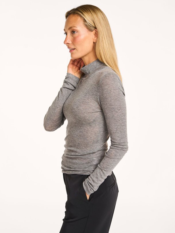 Ontdek de Sadou wolmix top met col van Samsoe Samsoe in de kleur grijs bij Orangebag. Op werkdagen voor 21:45 besteld, morgen in huis.