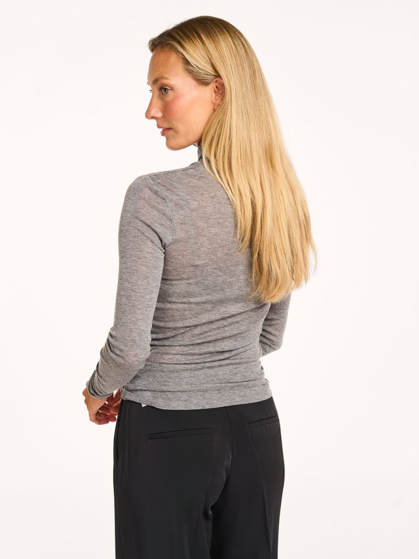Ontdek de Sadou wolmix top met col van Samsoe Samsoe in de kleur grijs bij Orangebag. Op werkdagen voor 21:45 besteld, morgen in huis.