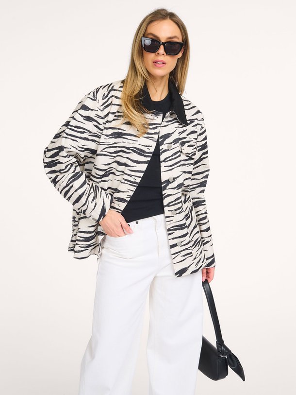 Ontdek de Jolanta denim jack met print van Lala Berlin in de kleur Zwart bij Orangebag. Op werkdagen voor 21:45 besteld, morgen in huis.