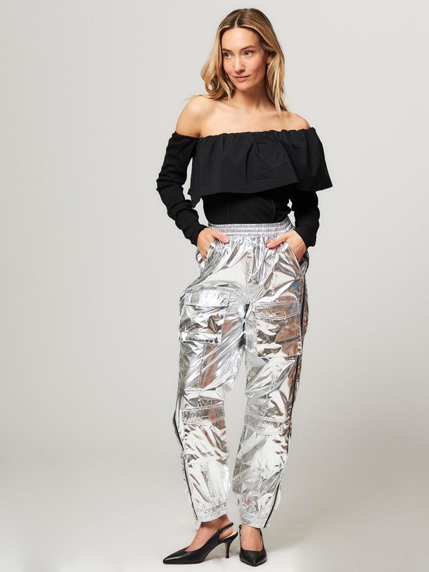 Ontdek de Afina geweven metallic relaxed fit broek van Gestuz in de kleur zilverkleur bij Orangebag. Op werkdagen voor 21:45 besteld, morgen in huis.