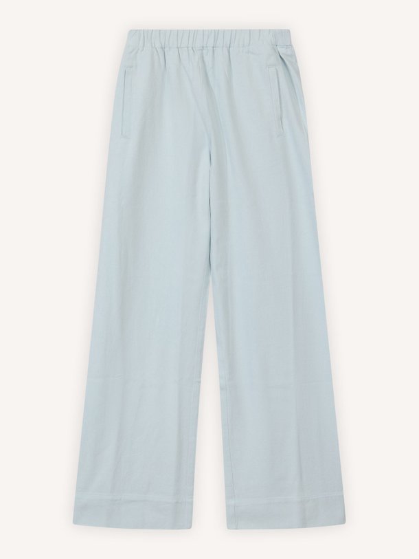 Ontdek de Mees katoenen twill broek van By-Bar in de kleur lichtblauw bij Orangebag. Op werkdagen voor 21:45 besteld, morgen in huis.