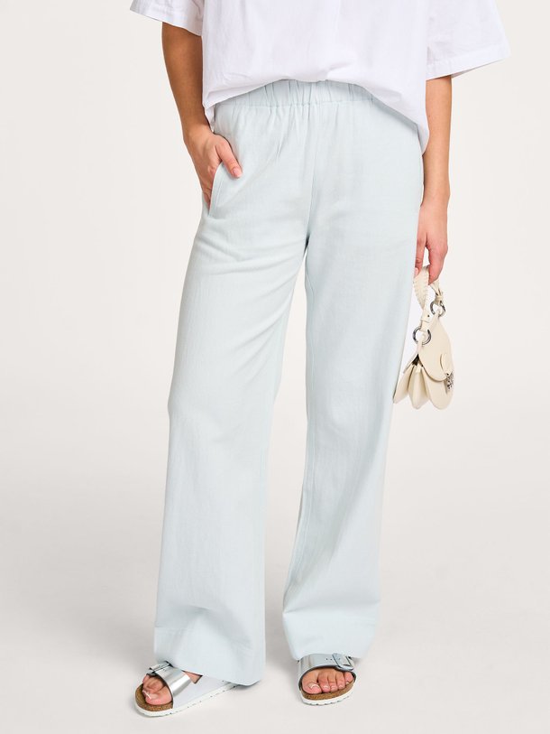 Ontdek de Mees katoenen twill broek van By-Bar in de kleur lichtblauw bij Orangebag. Op werkdagen voor 21:45 besteld, morgen in huis.