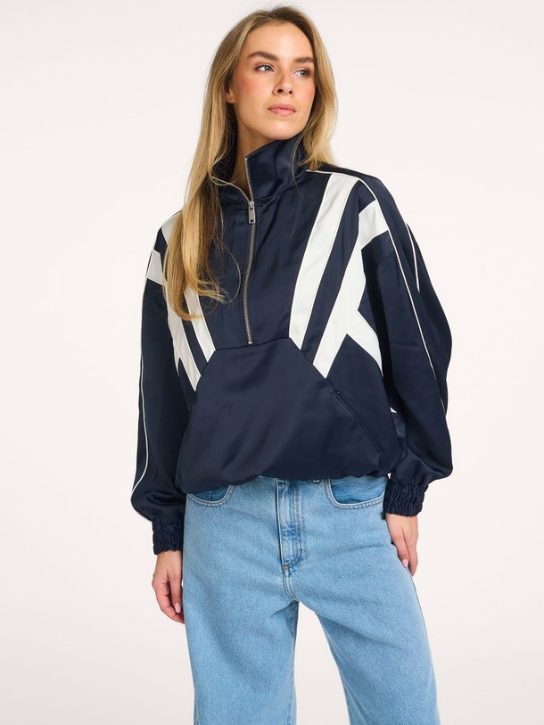 Ontdek de Bicca viscosemix sweater van Gestuz in de kleur Donkerblauw bij Orangebag. Op werkdagen voor 21:45 besteld, morgen in huis.