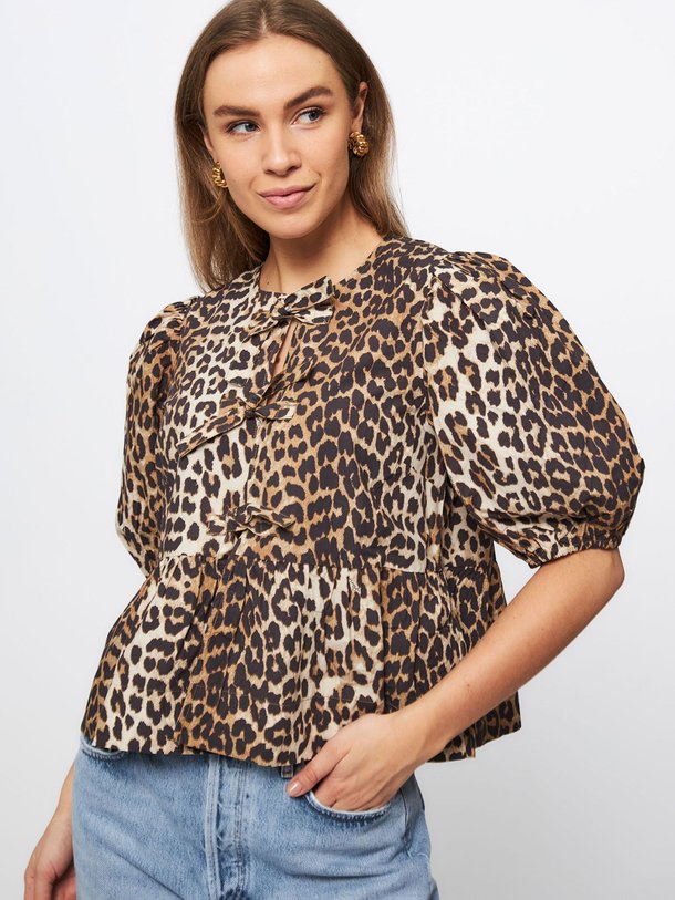Ontdek de Organic cotton leopard blouse van Ganni in de kleur bruin bij Orangebag. Op werkdagen voor 21:45 besteld, morgen in huis.