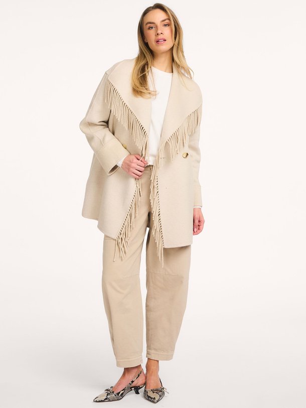 Ontdek de Nadine wolmix mantel met franjes van Studio AR in de kleur Zand bij Orangebag. Op werkdagen voor 21:45 besteld, morgen in huis.