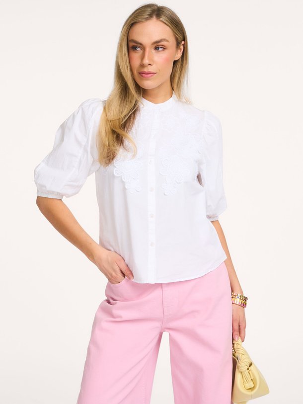 Ontdek de Jorja katoenen blouse met borduursel van Essentiel Antwerp in de kleur Wit bij Orangebag. Op werkdagen voor 21:45 besteld, morgen in huis.