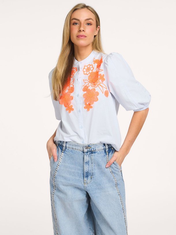 Ontdek de Jorja katoenen blouse met borduursel van Essentiel Antwerp in de kleur Lichtblauw bij Orangebag. Op werkdagen voor 21:45 besteld, morgen in huis.