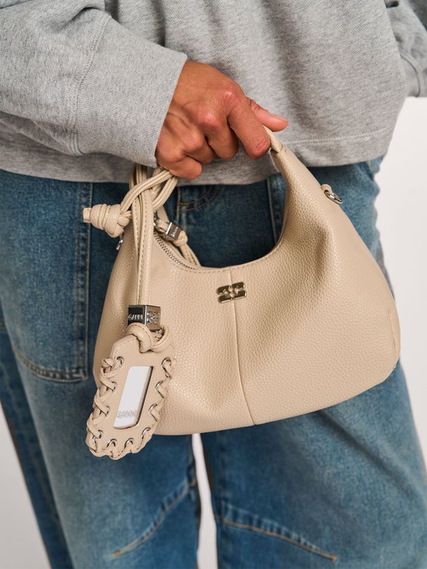 Ontdek de Hobo mini leatherlook schouder-/handtas van Ganni in de kleur Beige bij Orangebag. Op werkdagen voor 21:45 besteld, morgen in huis.