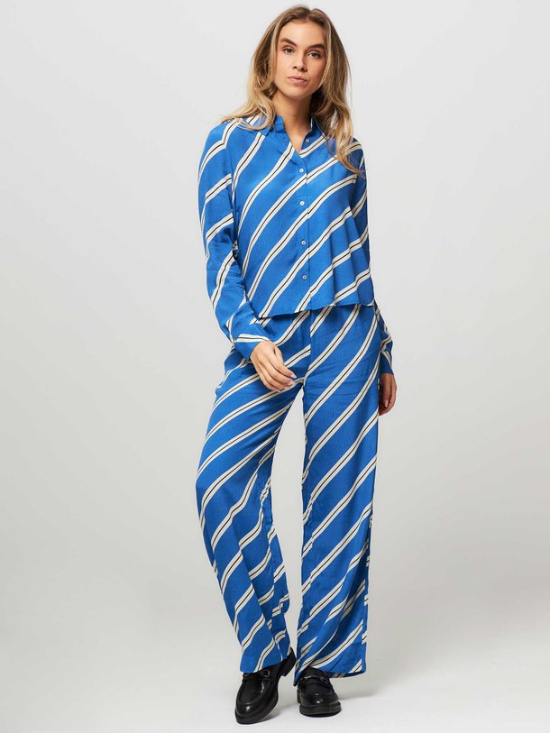 Ontdek de Cenni viscose broek met print van Modstrom in de kleur blauw bij Orangebag. Op werkdagen voor 21:45 besteld, morgen in huis.