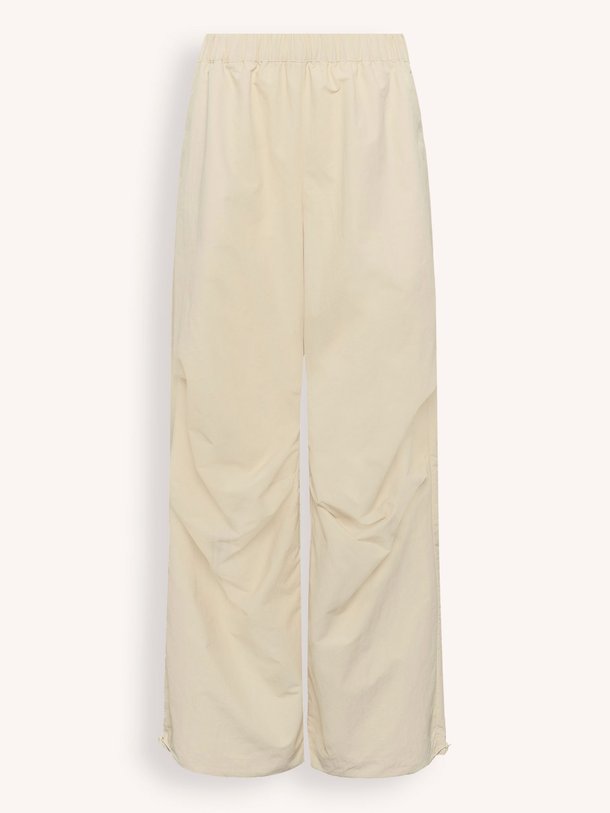 Ontdek de Quinn geweven track broek van My Essential Wardrobe in de kleur Beige bij Orangebag. Op werkdagen voor 21:45 besteld, morgen in huis.