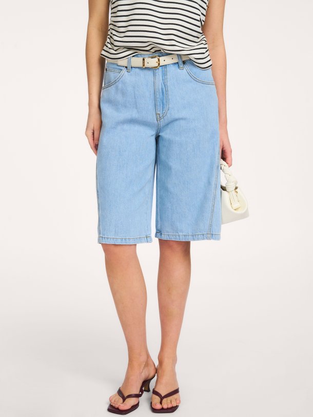 Ontdek de Sharon denim bermuda short van Co'Couture in de kleur Blauw bij Orangebag. Op werkdagen voor 21:45 besteld, morgen in huis.