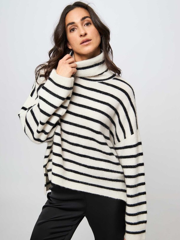 Ontdek de Alpha alpacamix coltrui met gestreept dessin van Gestuz in de kleur off-white bij Orangebag. Op werkdagen voor 21:45 besteld, morgen in huis.