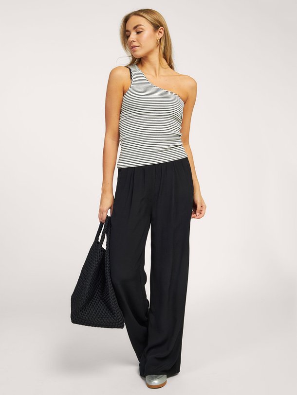 Ontdek de Charly organic cottonmix one shoulder top van By-Bar in de kleur donkerblauw bij Orangebag. Op werkdagen voor 21:45 besteld, morgen in huis.