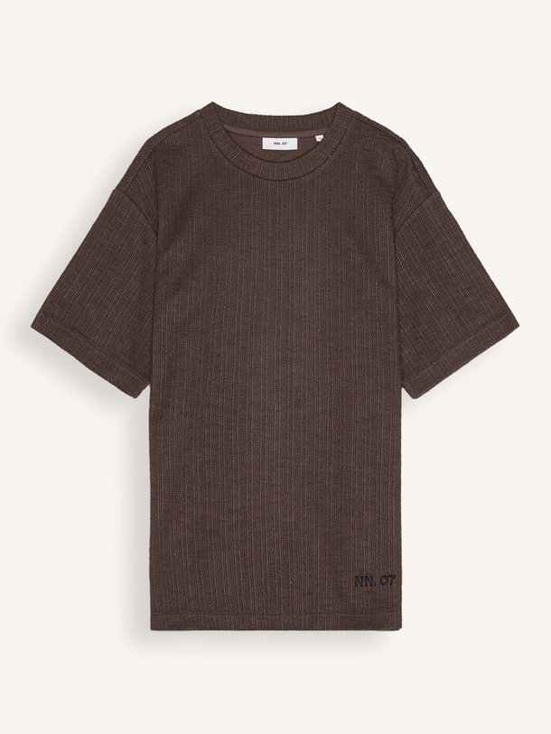 Ontdek de Nat organic cotton mix T-shirt met structuur van NN.07 in de kleur donkerbruin bij Orangebag. Op werkdagen voor 21:45 besteld, morgen in huis.