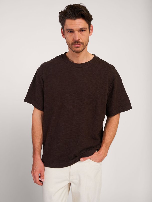 Ontdek de Nat organic cotton mix T-shirt met structuur van NN.07 in de kleur donkerbruin bij Orangebag. Op werkdagen voor 21:45 besteld, morgen in huis.
