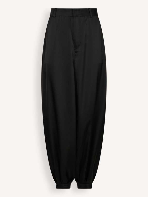 Ontdek de Fayla geweven satijnen balloon broek van Neo Noir in de kleur Zwart bij Orangebag. Op werkdagen voor 21:45 besteld, morgen in huis.