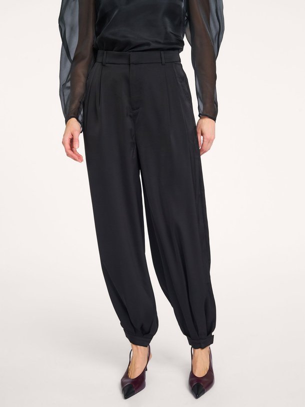 Ontdek de Fayla geweven satijnen balloon broek van Neo Noir in de kleur Zwart bij Orangebag. Op werkdagen voor 21:45 besteld, morgen in huis.