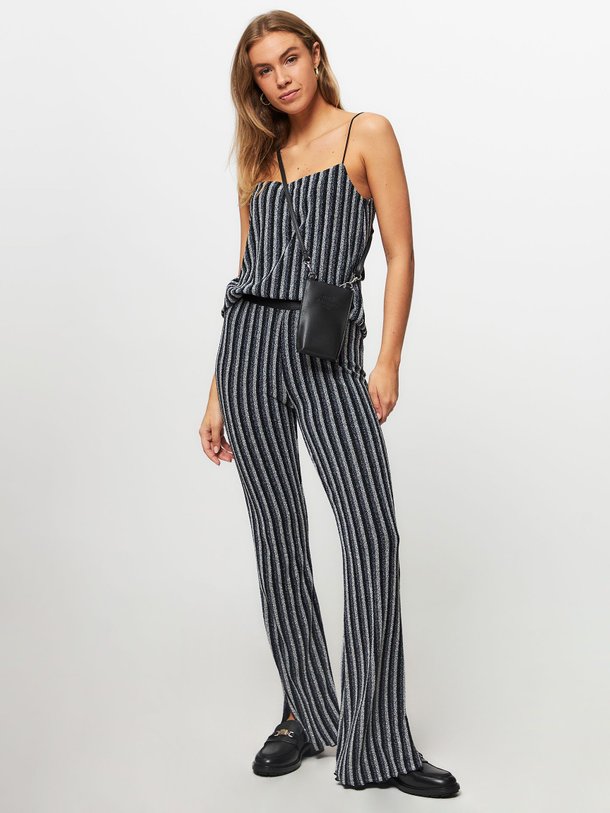 Ontdek de Uri jersey flared broek met lurex van Mads Norgaard in de kleur donkerblauw bij Orangebag. Op werkdagen voor 21:45 besteld, morgen in huis.