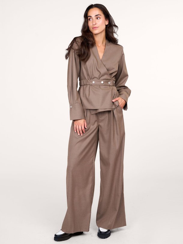 Ontdek de Cacia viscosemix gemêleerde pantalon van Gestuz in de kleur bruin bij Orangebag. Op werkdagen voor 21:45 besteld, morgen in huis.