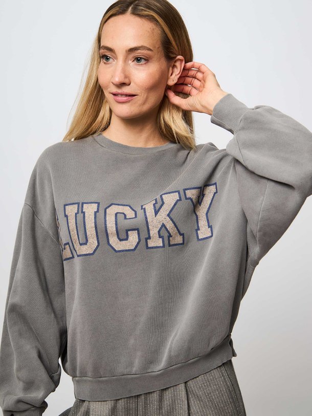 Ontdek de Bibi organic cotton sweater met print van By-Bar in de kleur grijs bij Orangebag. Op werkdagen voor 21:45 besteld, morgen in huis.