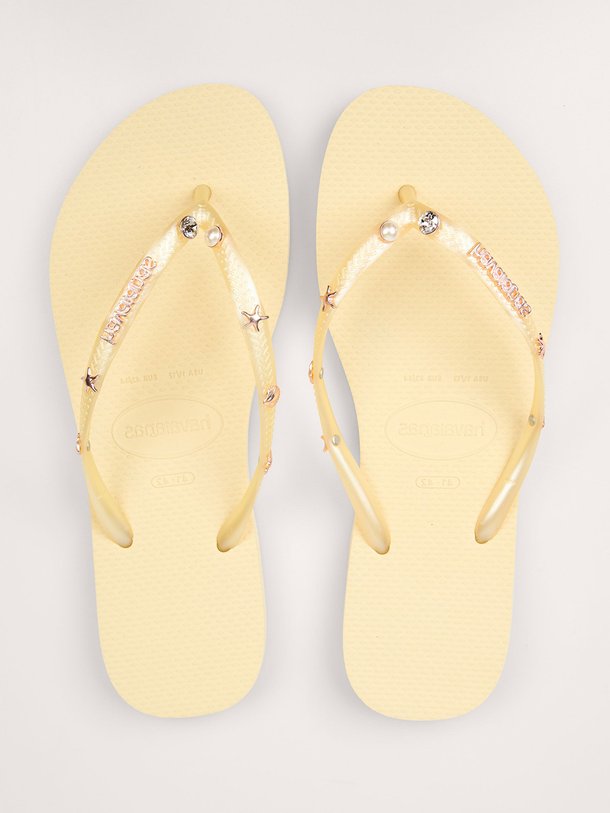 Ontdek de Slim teenslippers met studs van Havaianas in de kleur lichtgeel bij Orangebag. Op werkdagen voor 21:45 besteld, morgen in huis.