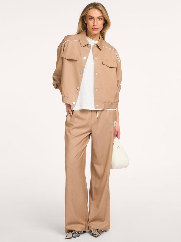 Ontdek de Viscosemix relaxed fit broek van Alix The Label in de kleur Camel bij Orangebag. Op werkdagen voor 21:45 besteld, morgen in huis.