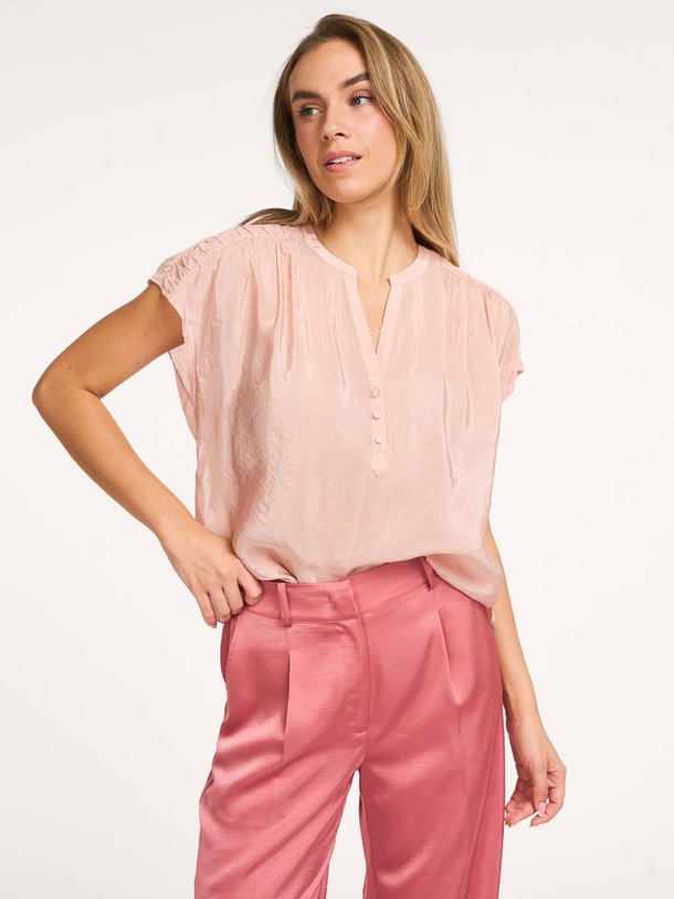 Ontdek de Rover viscosemix top van Dante 6 in de kleur Lichtroze bij Orangebag. Op werkdagen voor 21:45 besteld, morgen in huis.