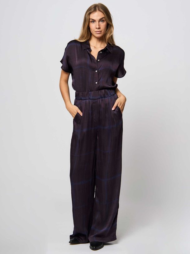 Ontdek de Benji viscose palazzo met dessin van By-Bar in de kleur donkerpaars bij Orangebag. Op werkdagen voor 21:45 besteld, morgen in huis.