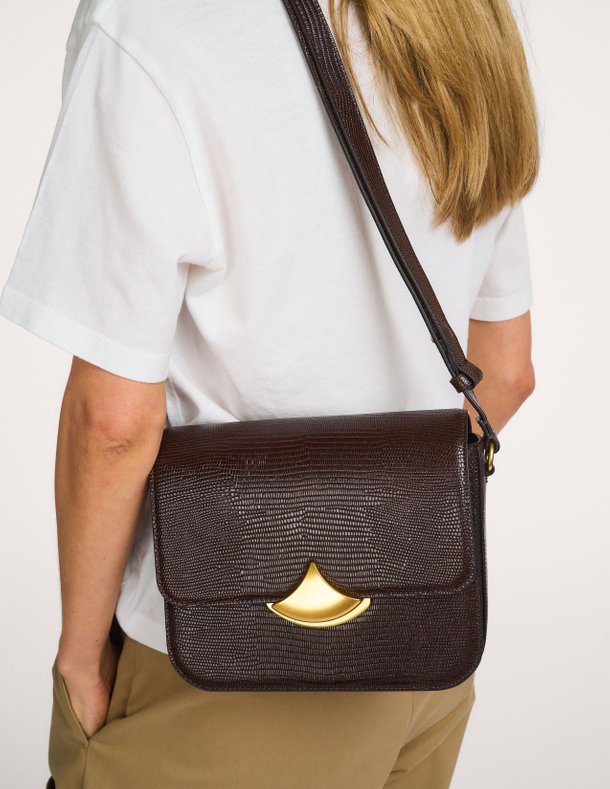 Ontdek de Diviluz lederen crossbody tas met reliëf van Sessun in de kleur Donkerbruin bij Orangebag. Op werkdagen voor 21:45 besteld, morgen in huis.