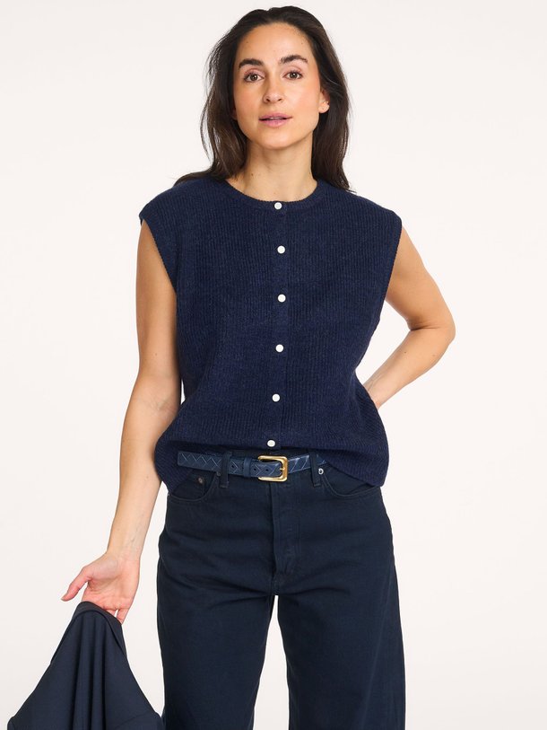 Ontdek de Everest gebreid gilet van Neo Noir in de kleur Donkerblauw bij Orangebag. Op werkdagen voor 21:45 besteld, morgen in huis.