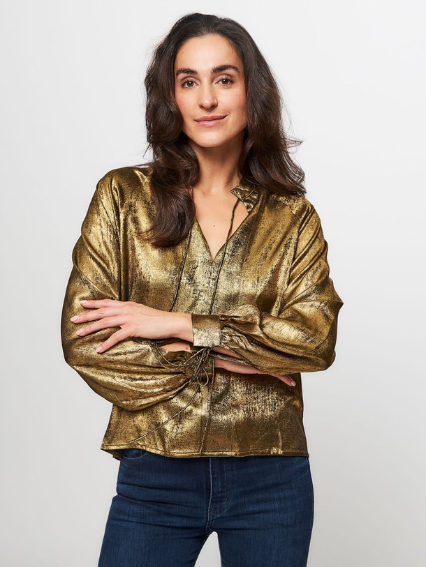 Ontdek de Andrija geweven metallic top van Frnch in de kleur goudkleur bij Orangebag. Op werkdagen voor 21:45 besteld, morgen in huis.