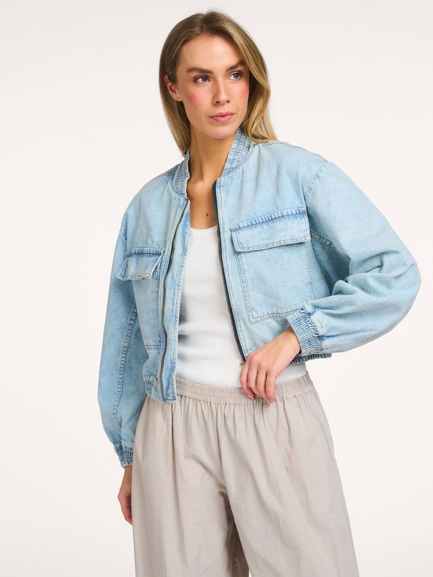 Ontdek de Arona denim bomberjack van Co'Couture in de kleur Lichtblauw bij Orangebag. Op werkdagen voor 21:45 besteld, morgen in huis.