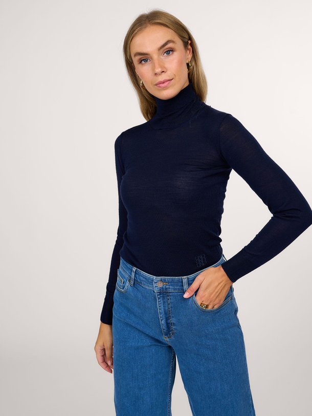 Ontdek de Corenna wollen coltrui van Baum und Pferdgarten in de kleur donkerblauw bij Orangebag. Op werkdagen voor 21:45 besteld, morgen in huis.