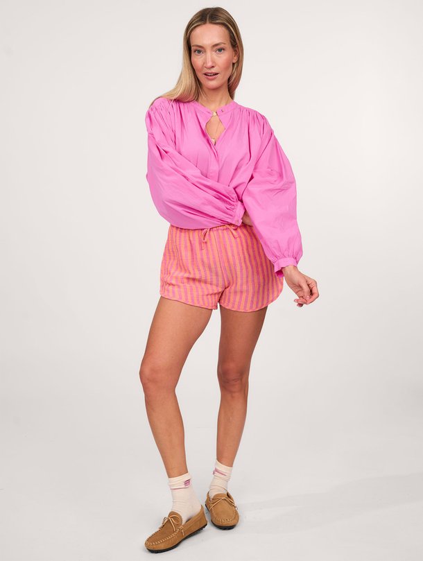 Ontdek de Scott katoenen gestreepte short van Sacrécoeur in de kleur oranje bij Orangebag. Op werkdagen voor 21:45 besteld, morgen in huis.