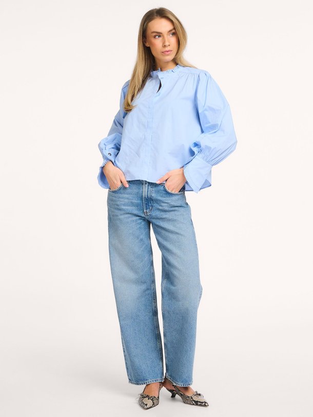 Ontdek de Else katoenen blouse met ruches van Karen By Simonsen in de kleur Blauw bij Orangebag. Op werkdagen voor 21:45 besteld, morgen in huis.