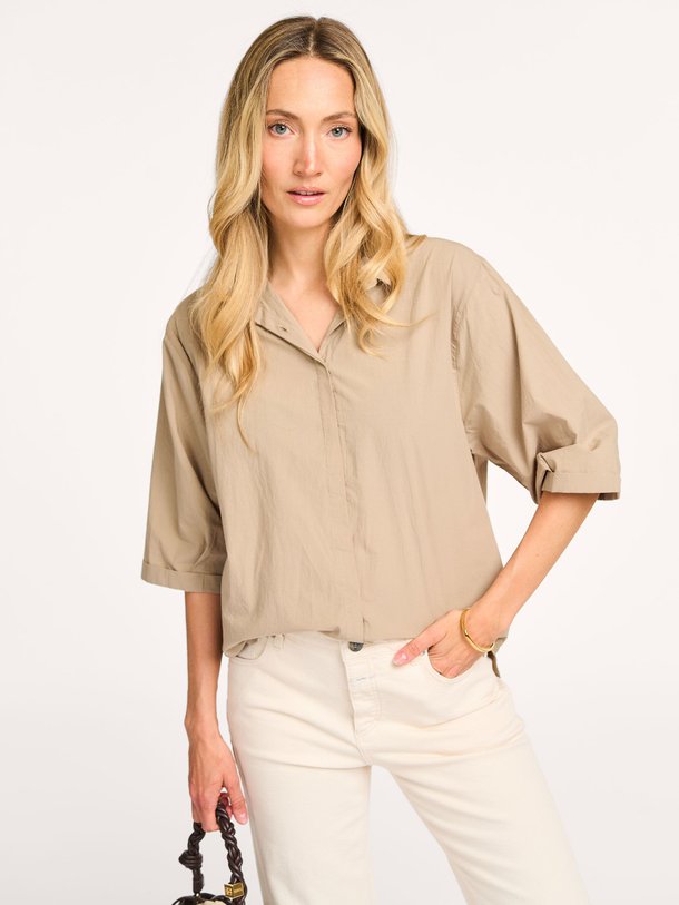 Ontdek de Dafne katoenen blouse van Knit-ted in de kleur kaki bij Orangebag. Op werkdagen voor 21:45 besteld, morgen in huis.