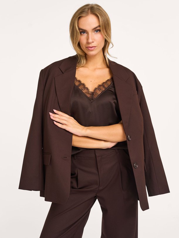 Ontdek de Ipso geweven top van Dante 6 in de kleur donkerbruin bij Orangebag. Op werkdagen voor 21:45 besteld, morgen in huis.