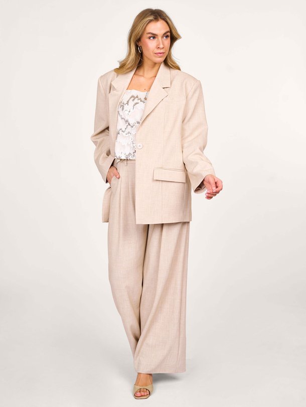 Ontdek de Decy viscosemix gemêleerde oversized blazer van Gestuz in de kleur zand bij Orangebag. Op werkdagen voor 21:45 besteld, morgen in huis.