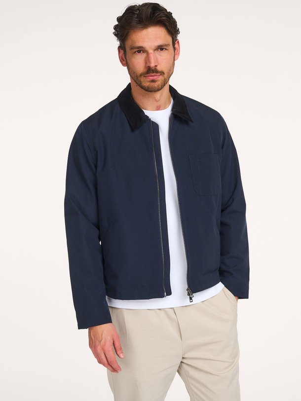 Ontdek de Sarobin geweven jack van Samsoe Samsoe in de kleur Donkerblauw bij Orangebag. Op werkdagen voor 21:45 besteld, morgen in huis.