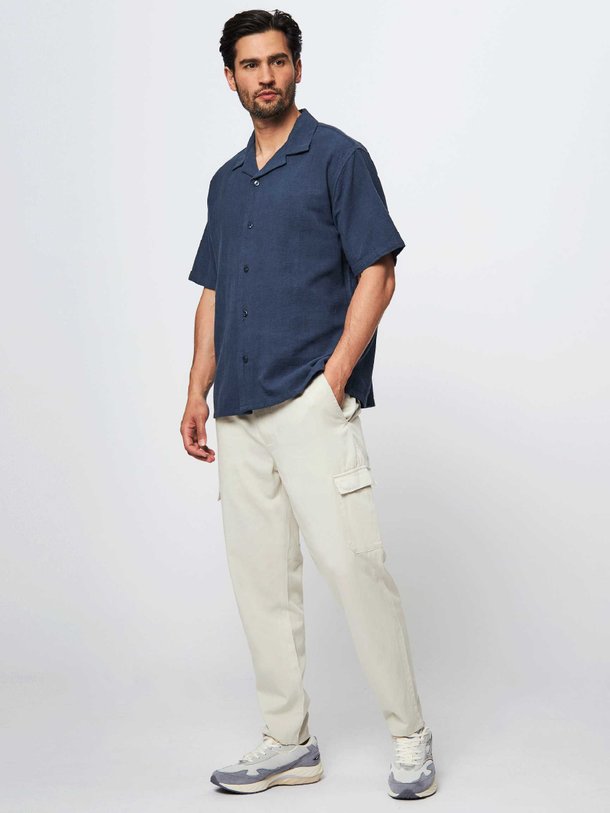 Ontdek de Carlton lyocell/katoenmix cargo broek van Denham in de kleur beige bij Orangebag. Op werkdagen voor 21:45 besteld, morgen in huis.